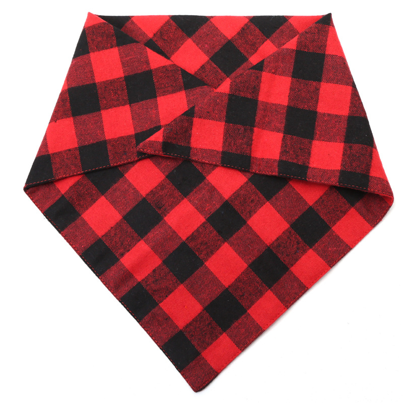 Fabricante en stock transfronterizo Amazon popular Otoño e Invierno mascota saliva toalla Rojo Negro a cuadros perro bufanda mascota triángulo toalla