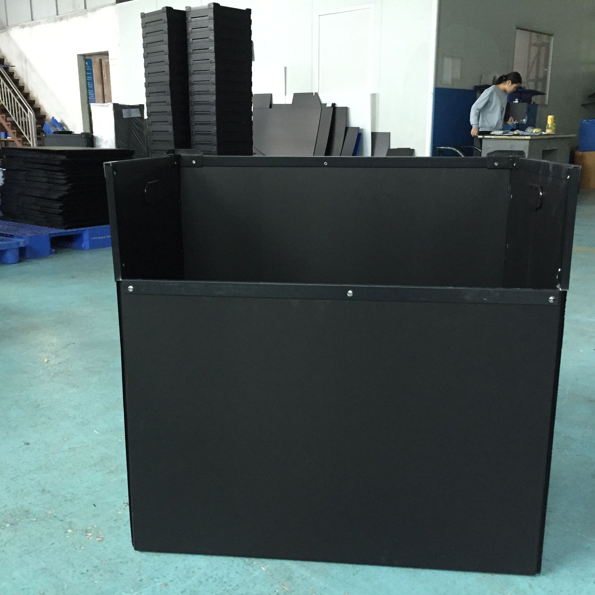 防静电中空板周转箱 黑色中空板斜口式周转箱