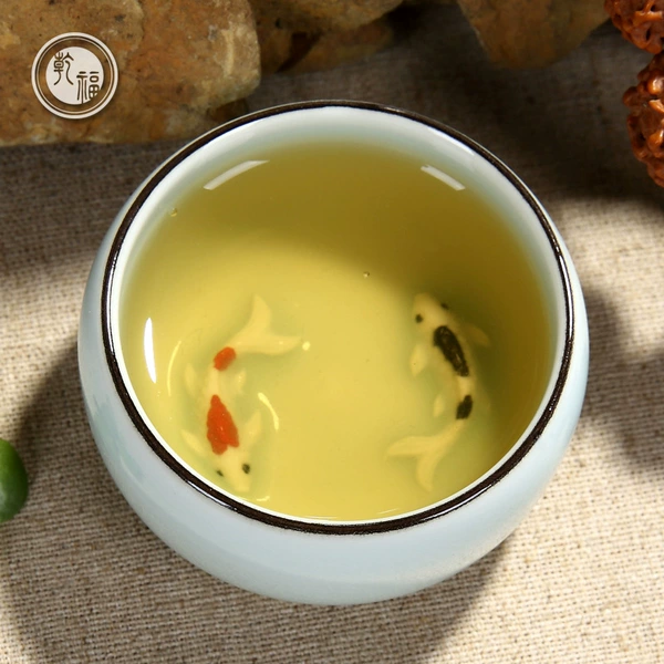 Small three-legged Pisces cup: blue