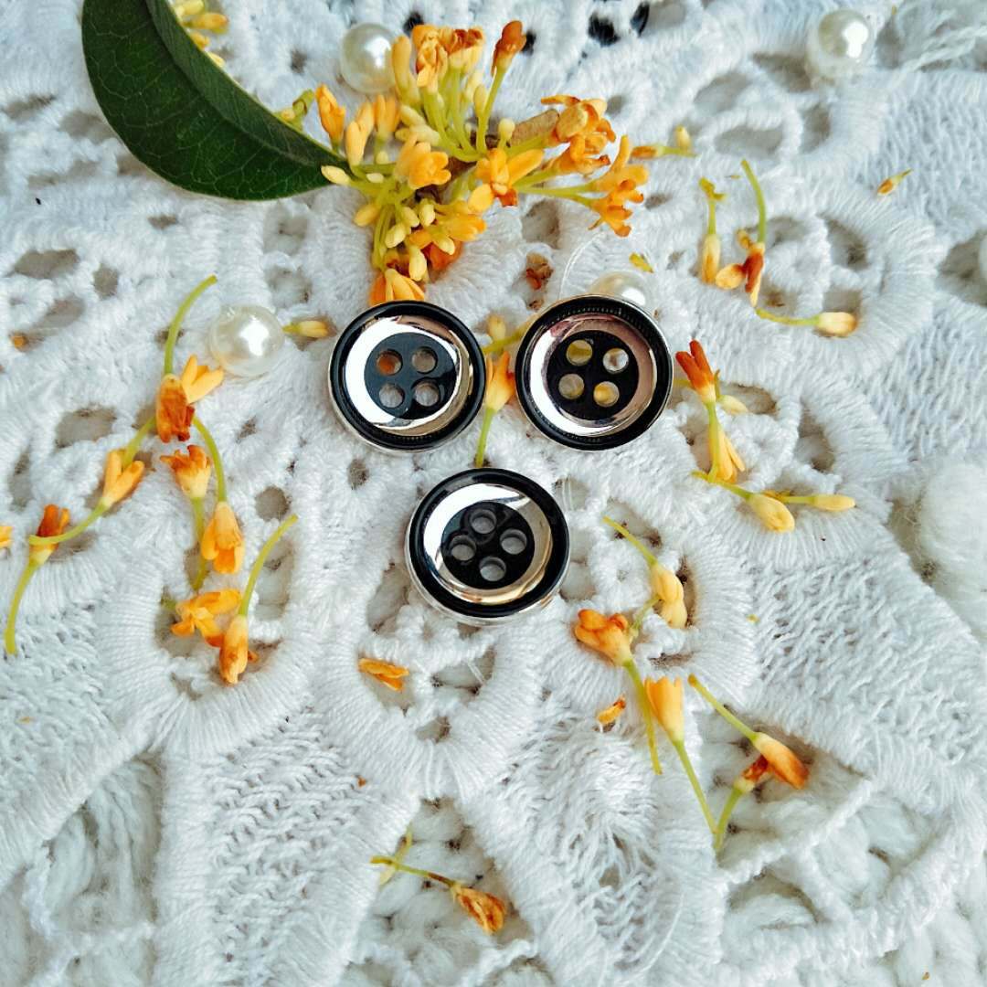 厂家批发 四眼碗型纽扣黑加银衬衫裤钮扣子服装辅料