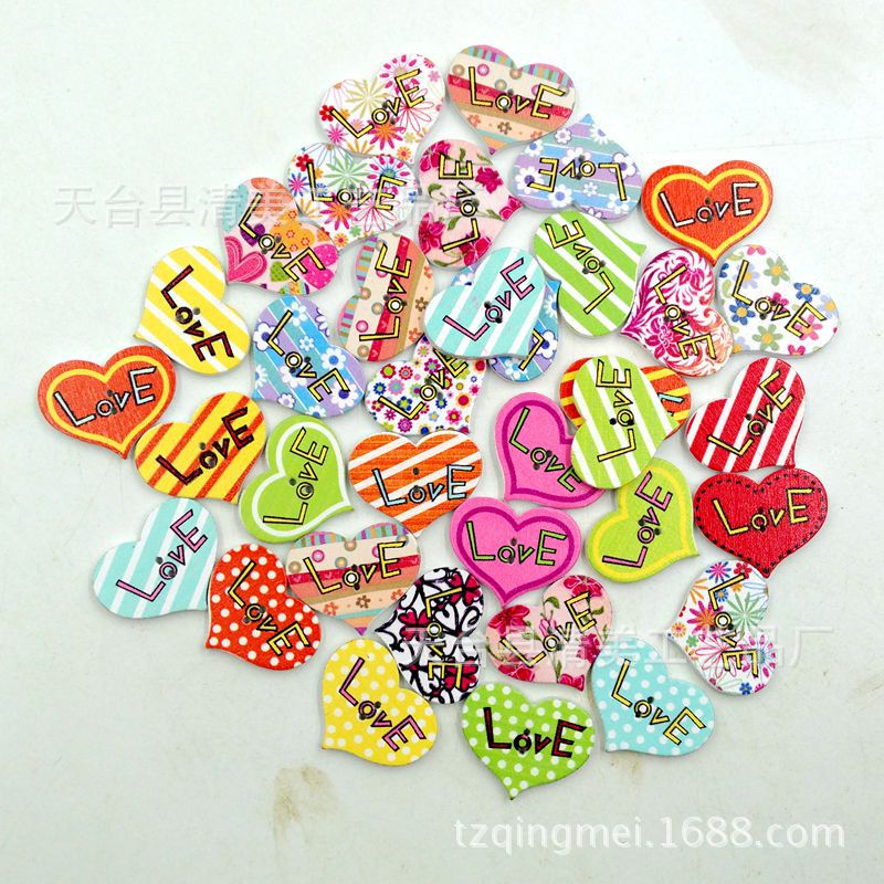 Botones de madera pintados de bricolaje de 25mm Botones de corazón de melocotón de madera impresos en color 50 piezas por paquete