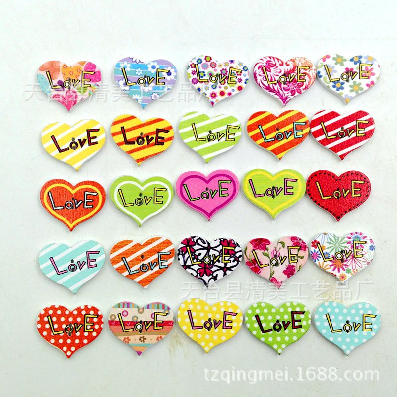 Botones de madera pintados de bricolaje de 25mm Botones de corazón de melocotón de madera impresos en color 50 piezas por paquete