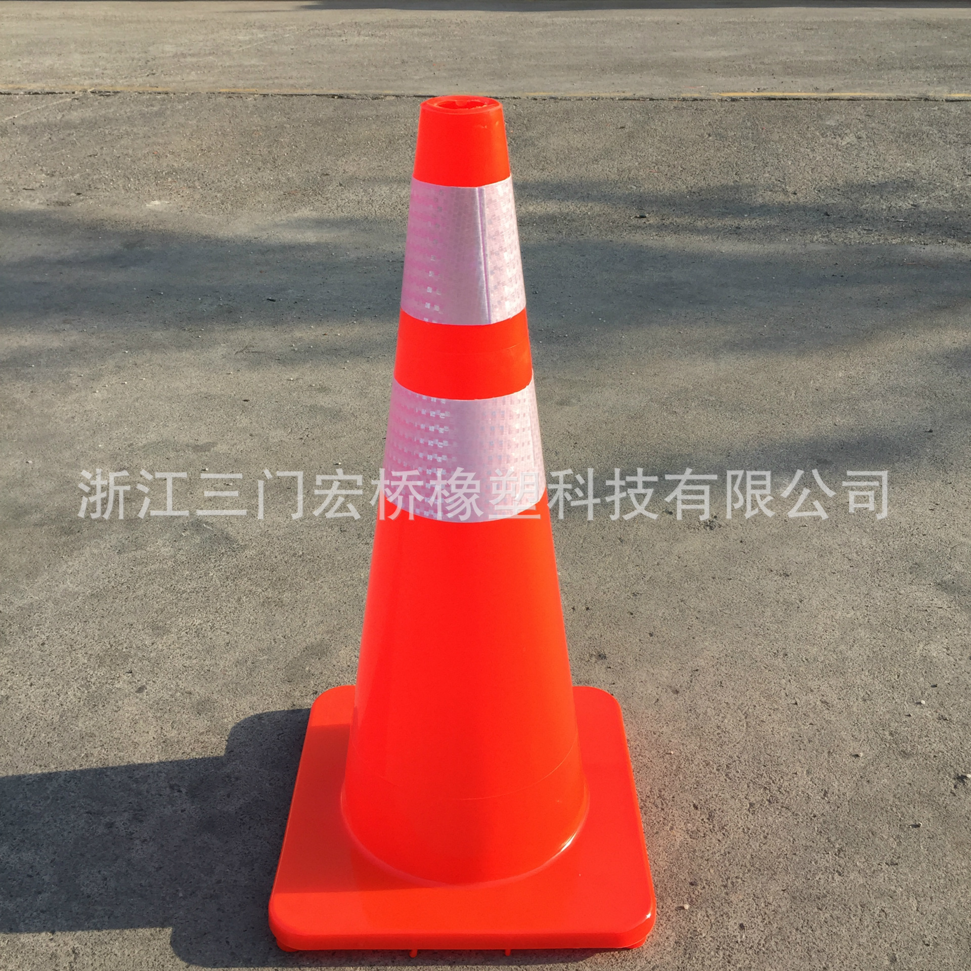 三门宏桥70cm1.7公斤全新料雪糕筒交通反光警示PVC路锥