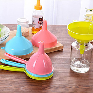 Wholesale 1 yuan small commodity household large plastic funnel kitchen long handle separatory funnel oil leakage Rice