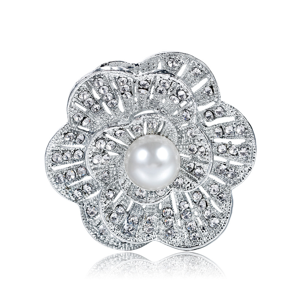 Fashionable golden brooch