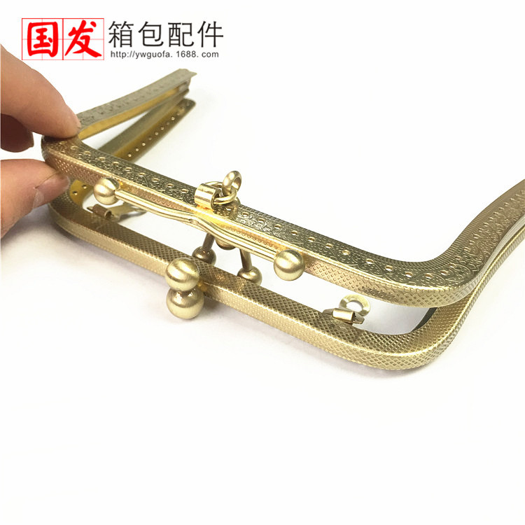 50%: 16.5CM trapezoidal gran pozo en relieve colgante boca de bolsa de oro