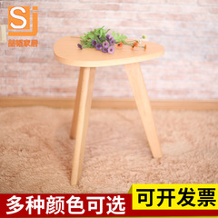シンプルなお茶のいくつかの木の足のいくつかの三角の辺のテーブルの愛の辺のいくつかの家庭用の窓の実用的な組み合わせの小さいテーブル