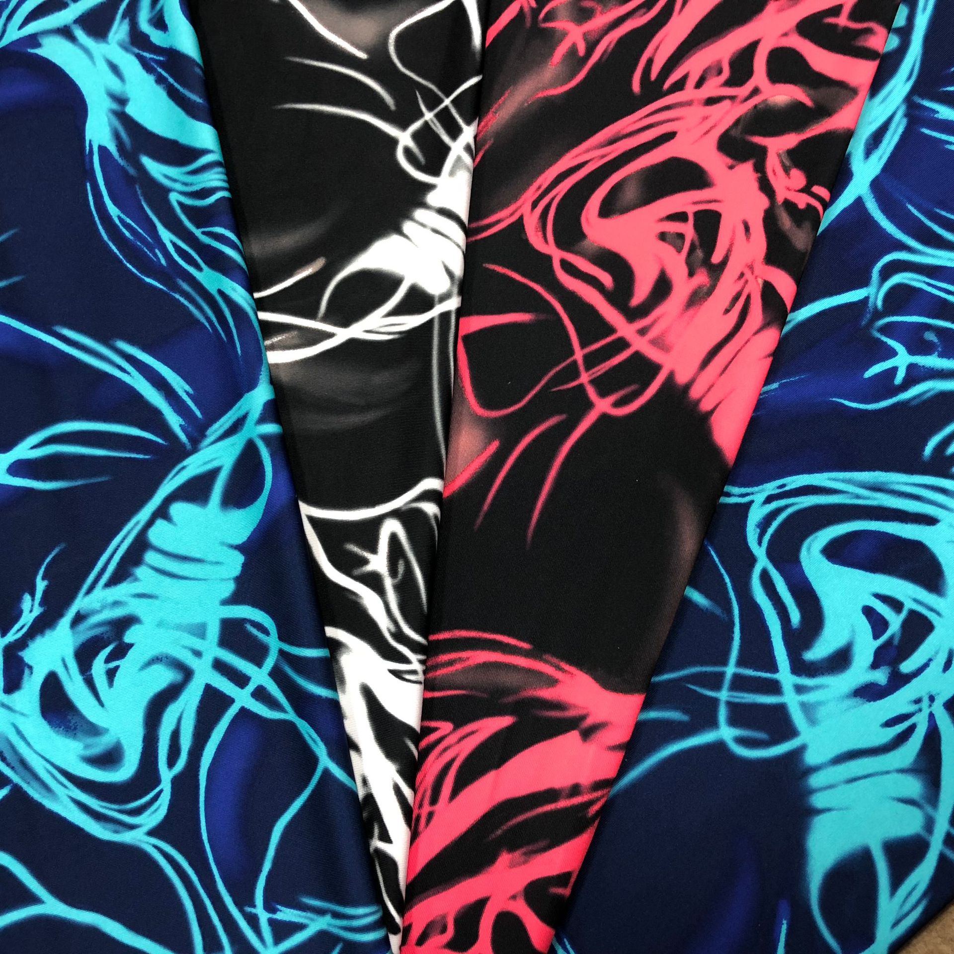 供应经典款瑜伽服锦纶印花布 运动骑行瑜伽网球棒球时装裤装面料