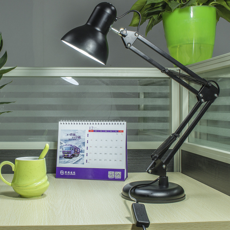 Una lámpara de escritorio LED de brazo largo de estilo americano de oficina de trabajo de estudio de escritorio de lectura de computadora lámpara de escritorio de hierro forjado