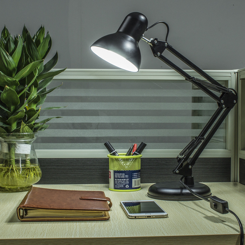 Una lámpara de escritorio LED de brazo largo de estilo americano de oficina de trabajo de estudio de escritorio de lectura de computadora lámpara de escritorio de hierro forjado