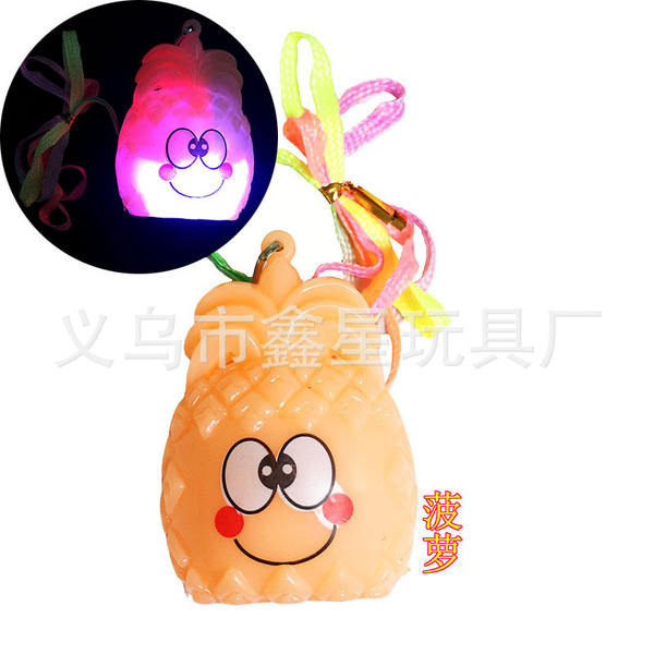 공장 직접 플래시 과일 작은 펜던트 발광 파인애플 목걸이 플래시 보석 발광 어린이 장난감
