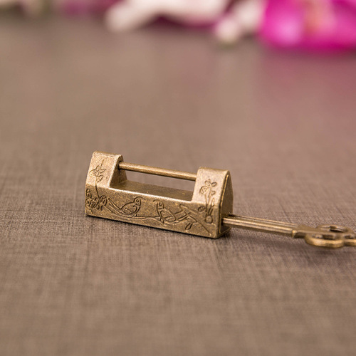 Mini antique magpie lock, small lock, old box padlock, horizontal open retro copper lock, old-fashioned ancient furniture lock