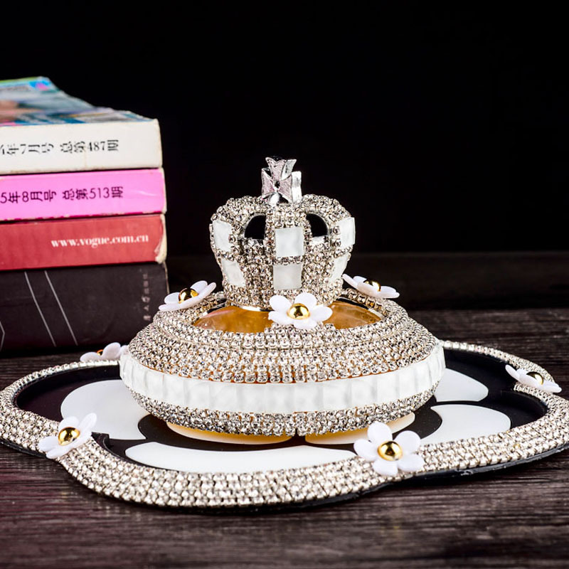 Adornos del asiento del perfume del automóvil de la corona Adornos del automóvil Adornos del cristal del diamante atmosférico Venta al por mayor del automóvil Blanco