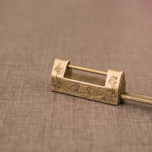 Mini antique magpie lock, small lock, old box padlock, horizontal open retro copper lock, old-fashioned ancient furniture lock