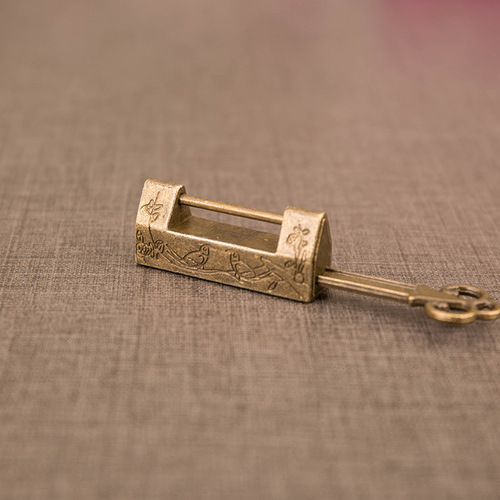 Mini antique magpie lock, small lock, old box padlock, horizontal open retro copper lock, old-fashioned ancient furniture lock
