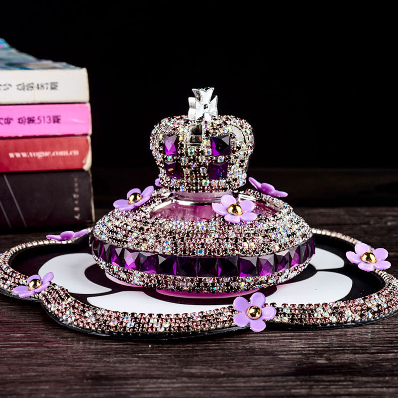 Adornos del asiento del perfume del automóvil de la corona Adornos del automóvil Adornos del cristal del diamante atmosférico Venta al por mayor del automóvil Blanco