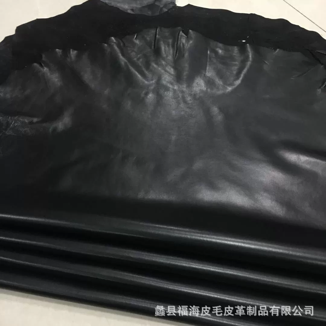 Цельная овчина изготовлена из ультрамягкой ткани толщиной 0,7, идеально подходящей для пошива высококачественных мужских и женских пальто и курток.