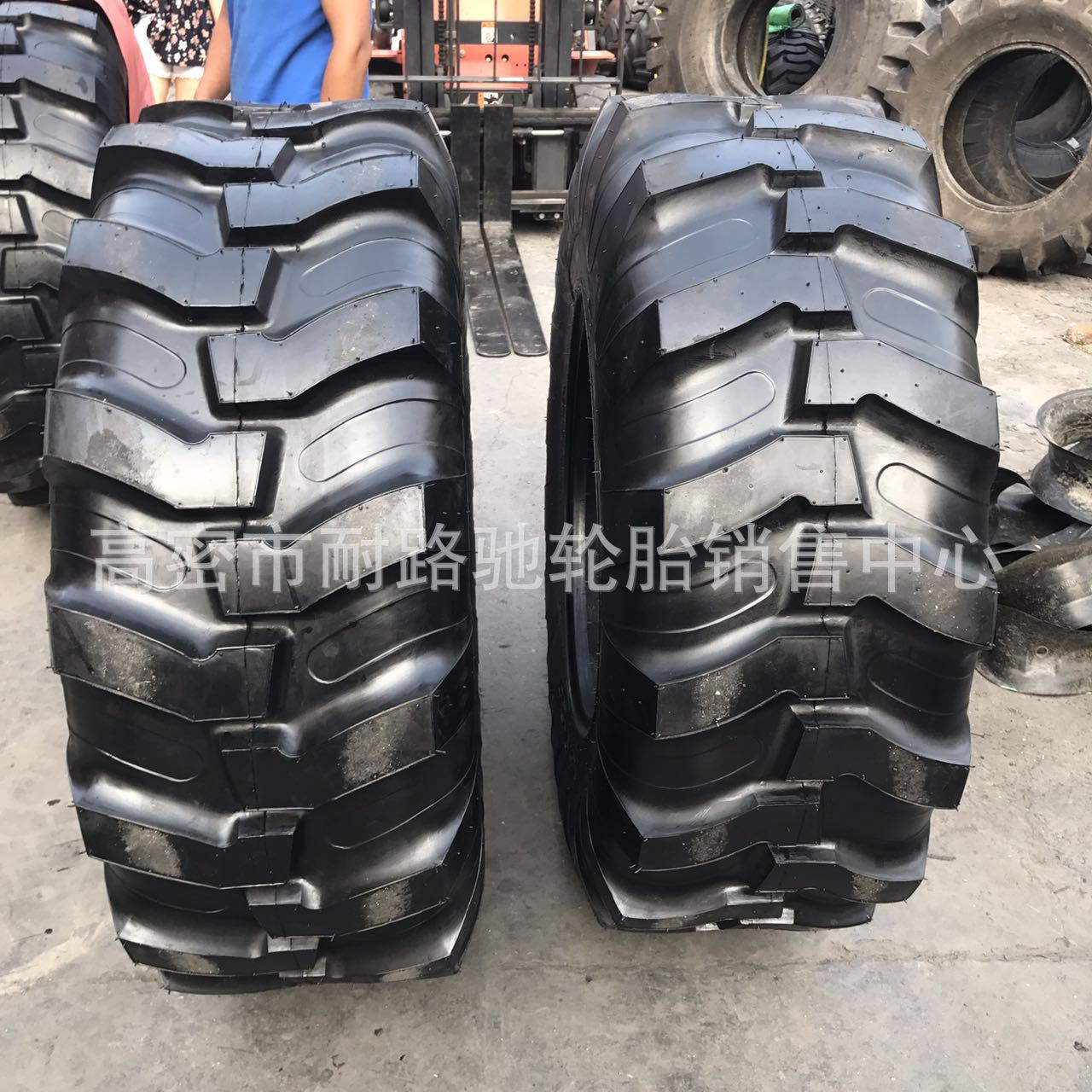 徐工机械两头忙轮胎17.5L-24 12.5/80-18 R-4花纹尼龙真空轮胎
