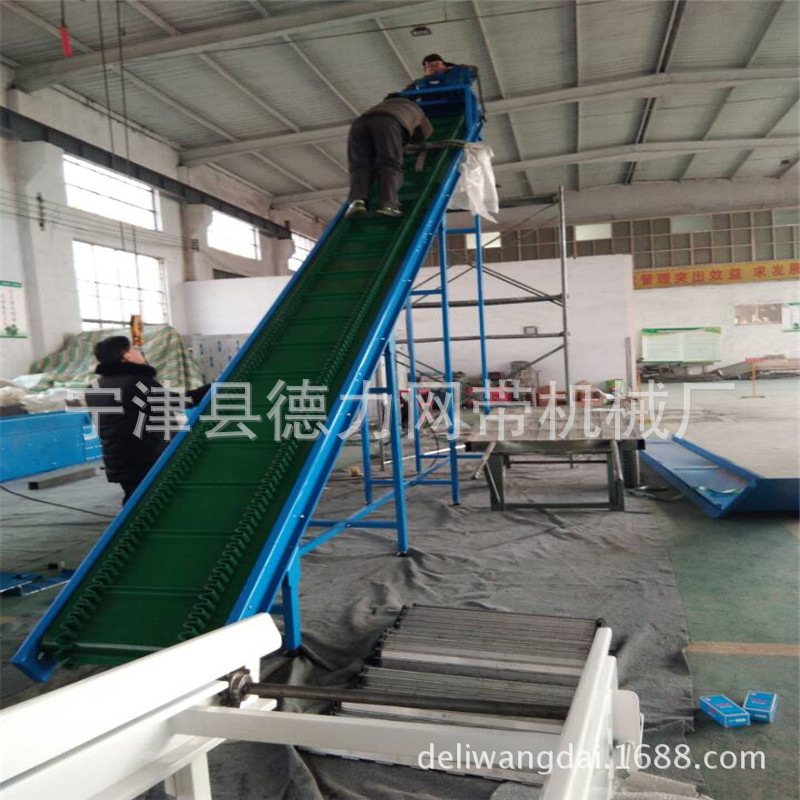 裙边爬坡输送机 大倾角皮带输送机流水线传送机 斜坡皮带机