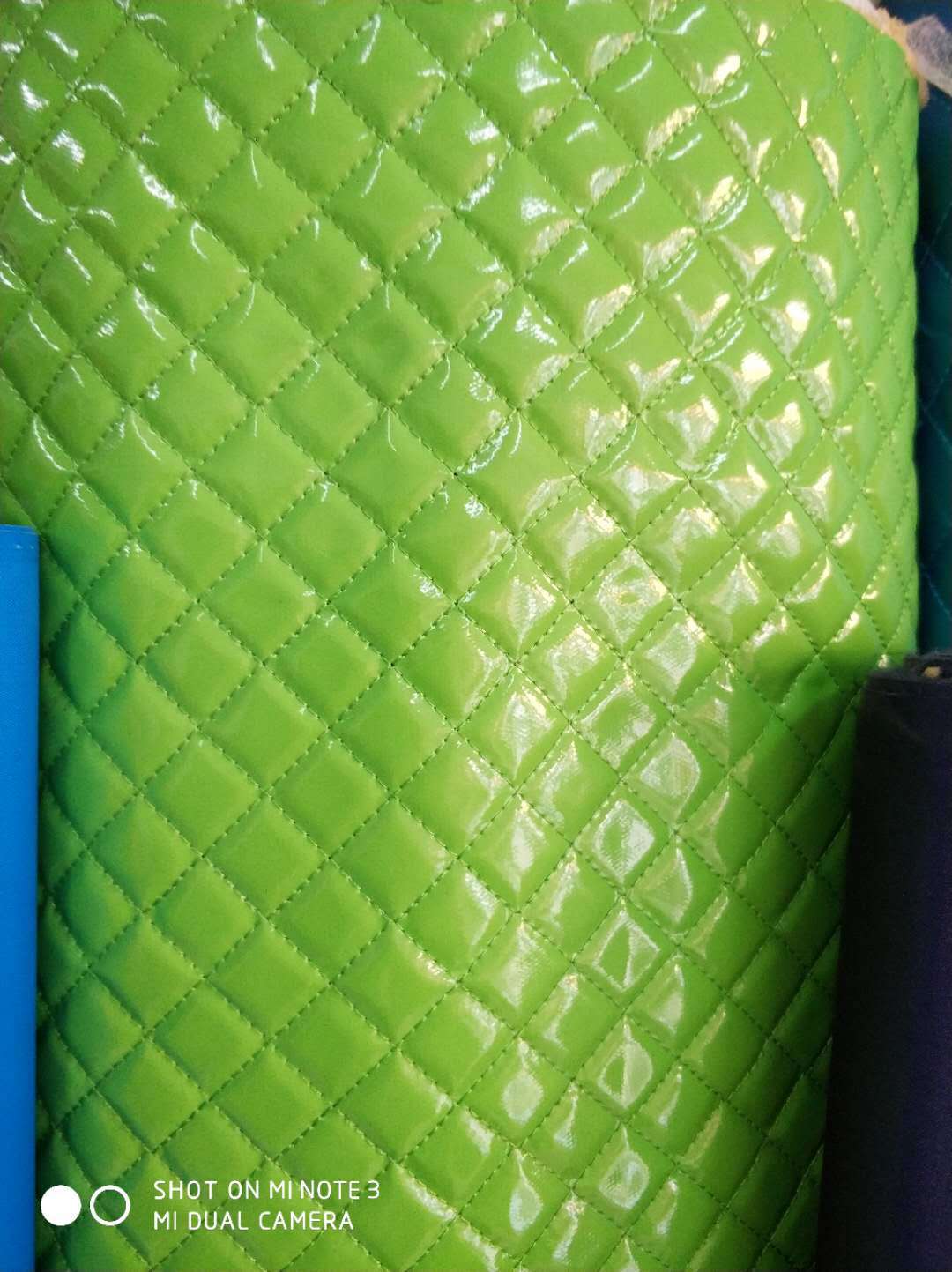 厂家批发镜面革绣1.8格子绗缝绣花 手提包背包收纳盒面料供应