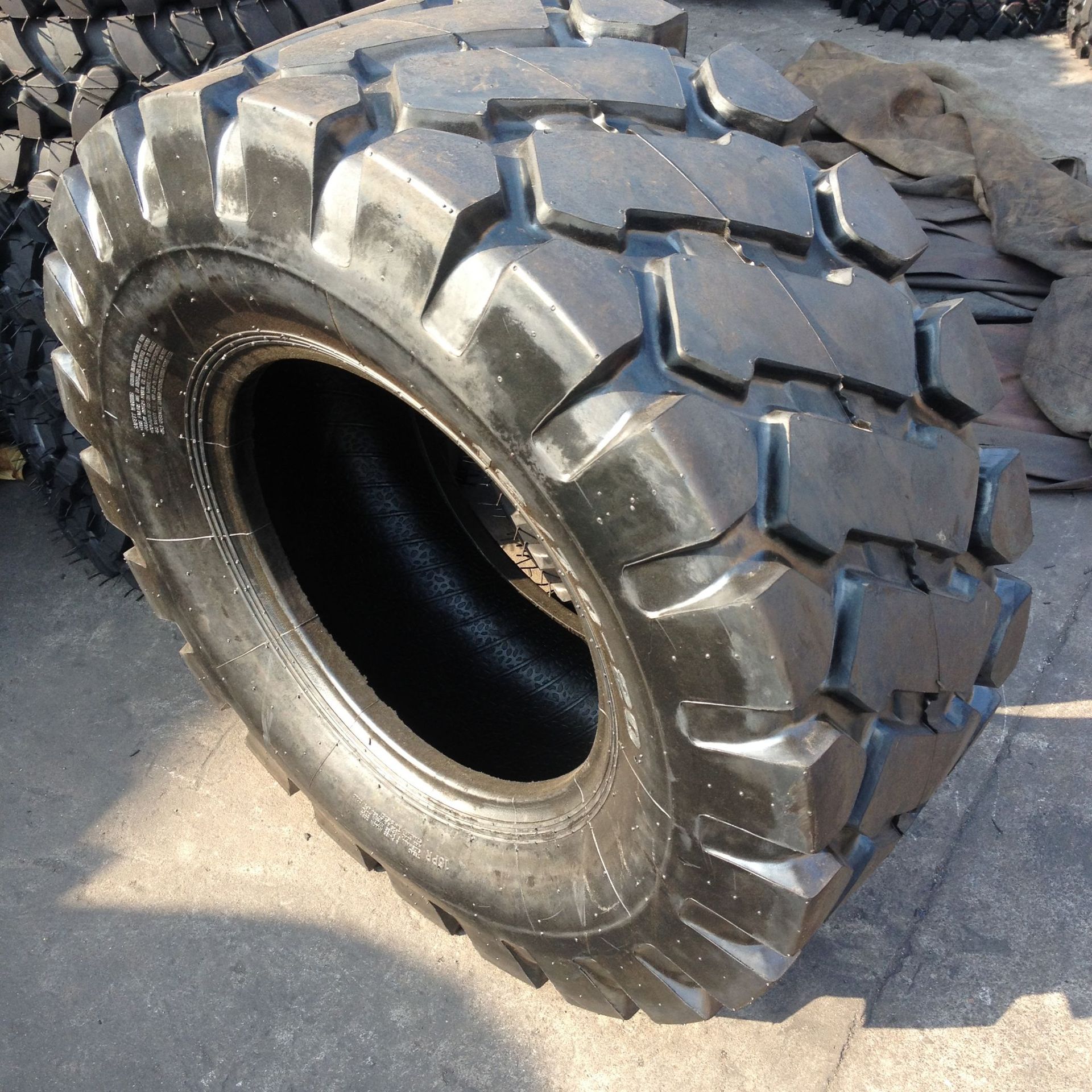 16.9-28 轮胎厂家批发工程轮胎 大量批发 耐磨 工厂直销