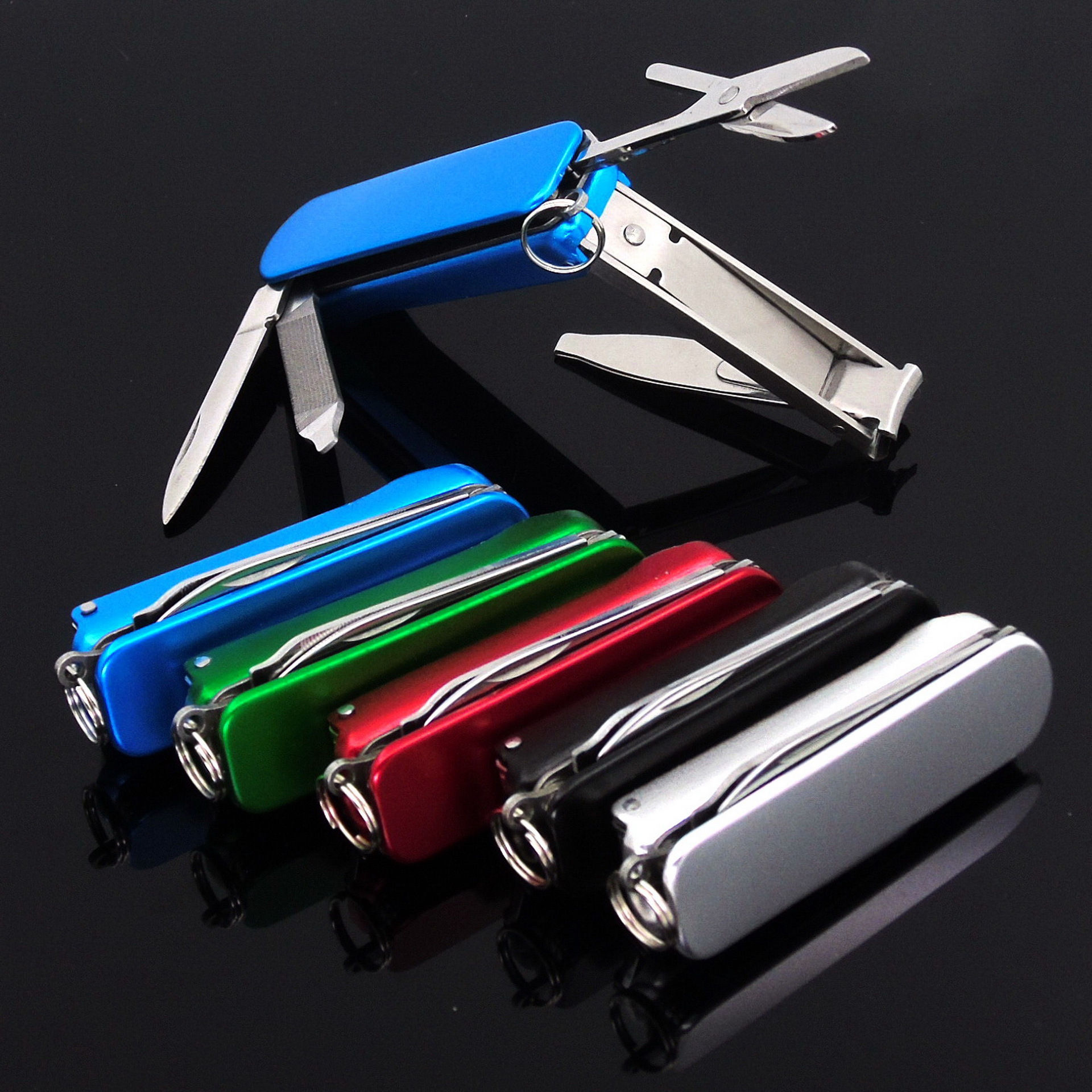 Handheld universal scissors for nails