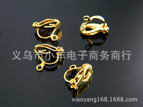 There is a triangle clip with a golden color of a hanging hole