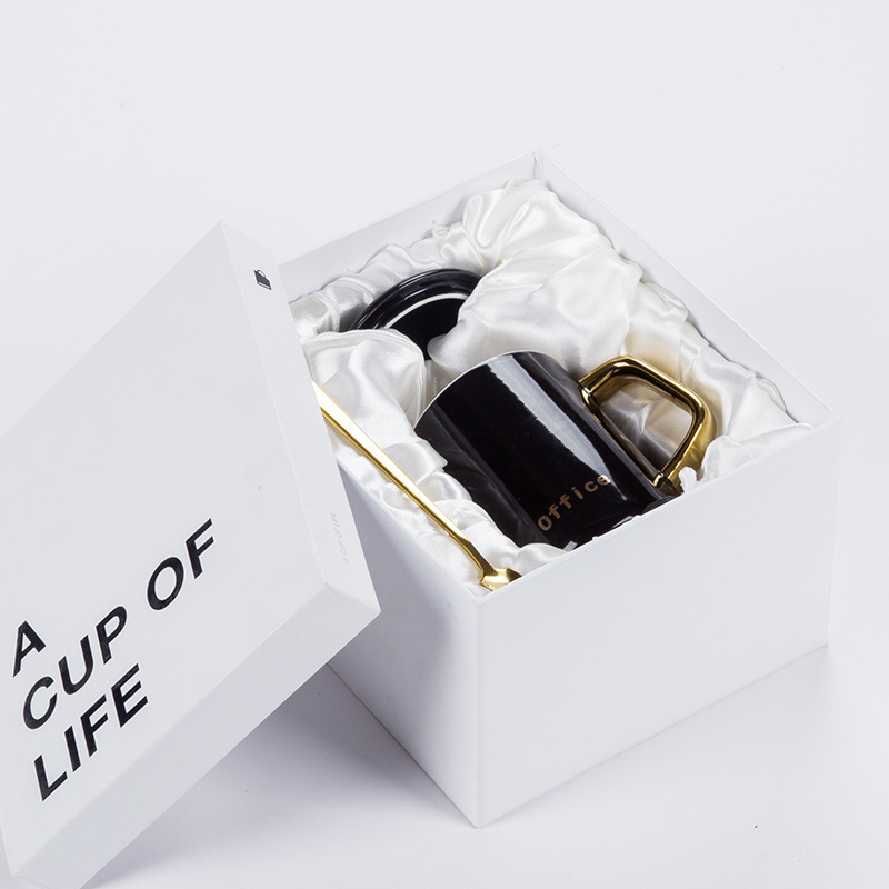 Tazas de cerámica doradas originales tazas de oro creativas tazas de agua tazas de café cubiertas cucharas regalos al por mayor