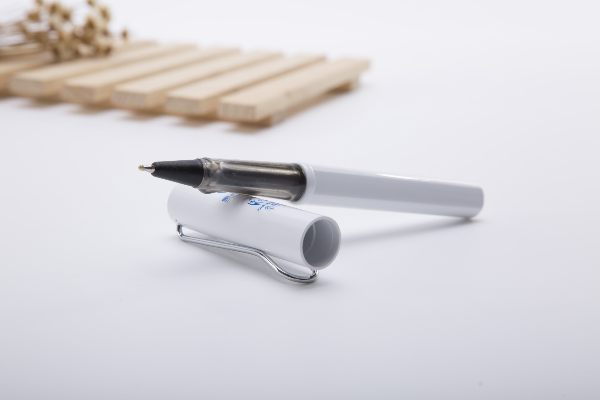 Bolígrafo de gama alta logotipo personalizado oficina comercial tipo portalápices de metal bala 0.5 bolígrafo negro mimeógrafo publicidad