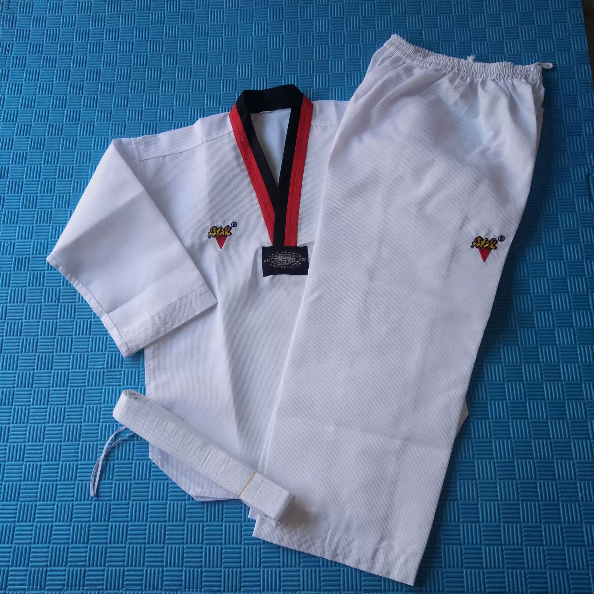 Форма для тхэквондо с вышивкой и печатью различных цветов, одежда для тхэквондо из чистого хлопка с возможностью нанесения логотипа, оптом от производителя.