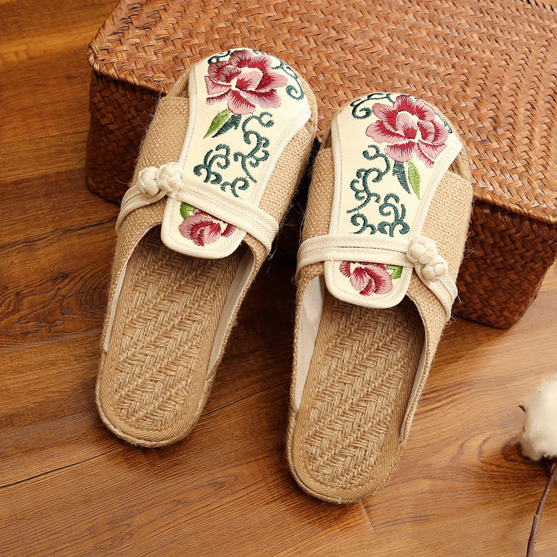 Breathable slippers for leisure