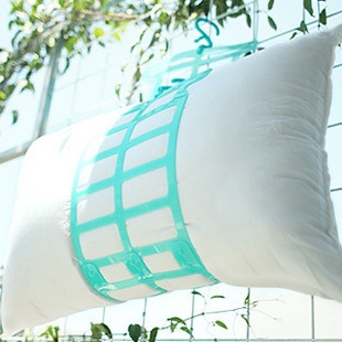 Pillow drying rack, pillow drying rack, creative clothes hanger, plastic multi-functional double hook drying rack, plush toy drying rack