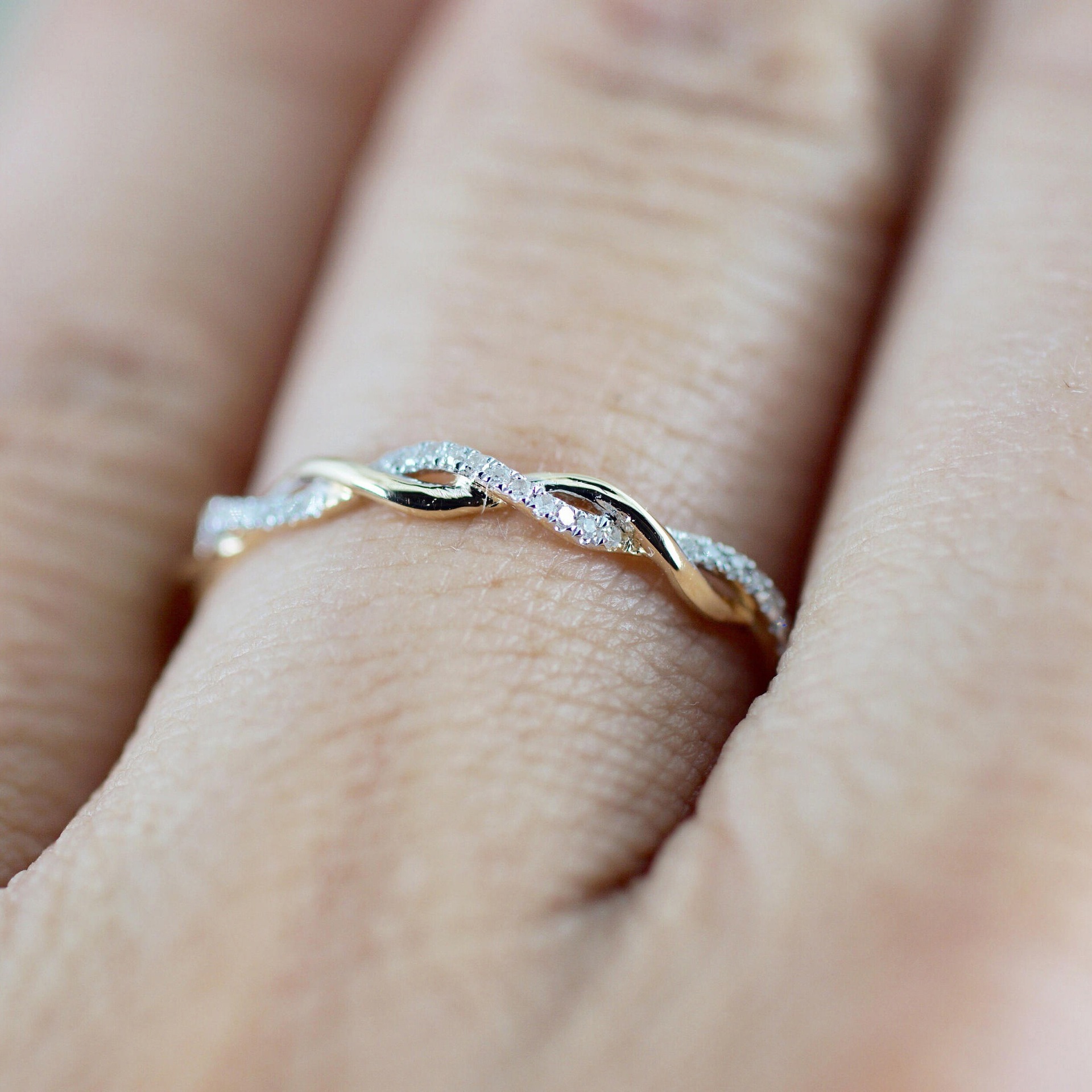 Ring with pigtail