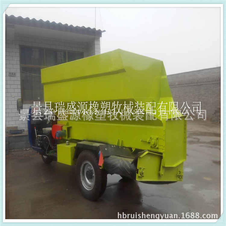 畜牧养殖设备 撒料车 养殖场用机动三轮青贮饲料撒料车