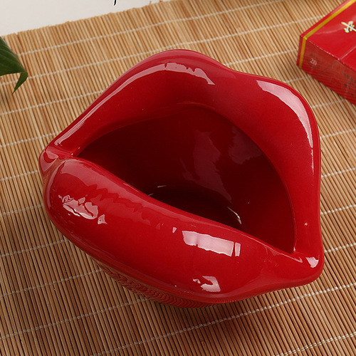 Living room small European style home cigarette dish ashtray Korean style creative personality ceramic crafts ornaments lip ashtray
