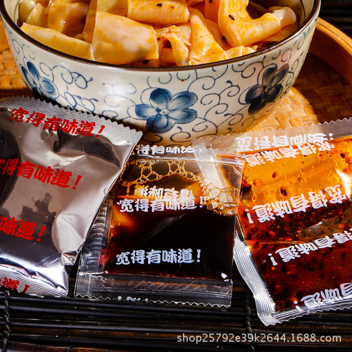 Akwon Red Oil Noodles 440g (contains 110*4 bags) Spicy and Sour Flavor Packed Noodles 4-Pack Wide Noodles Instant Noodles