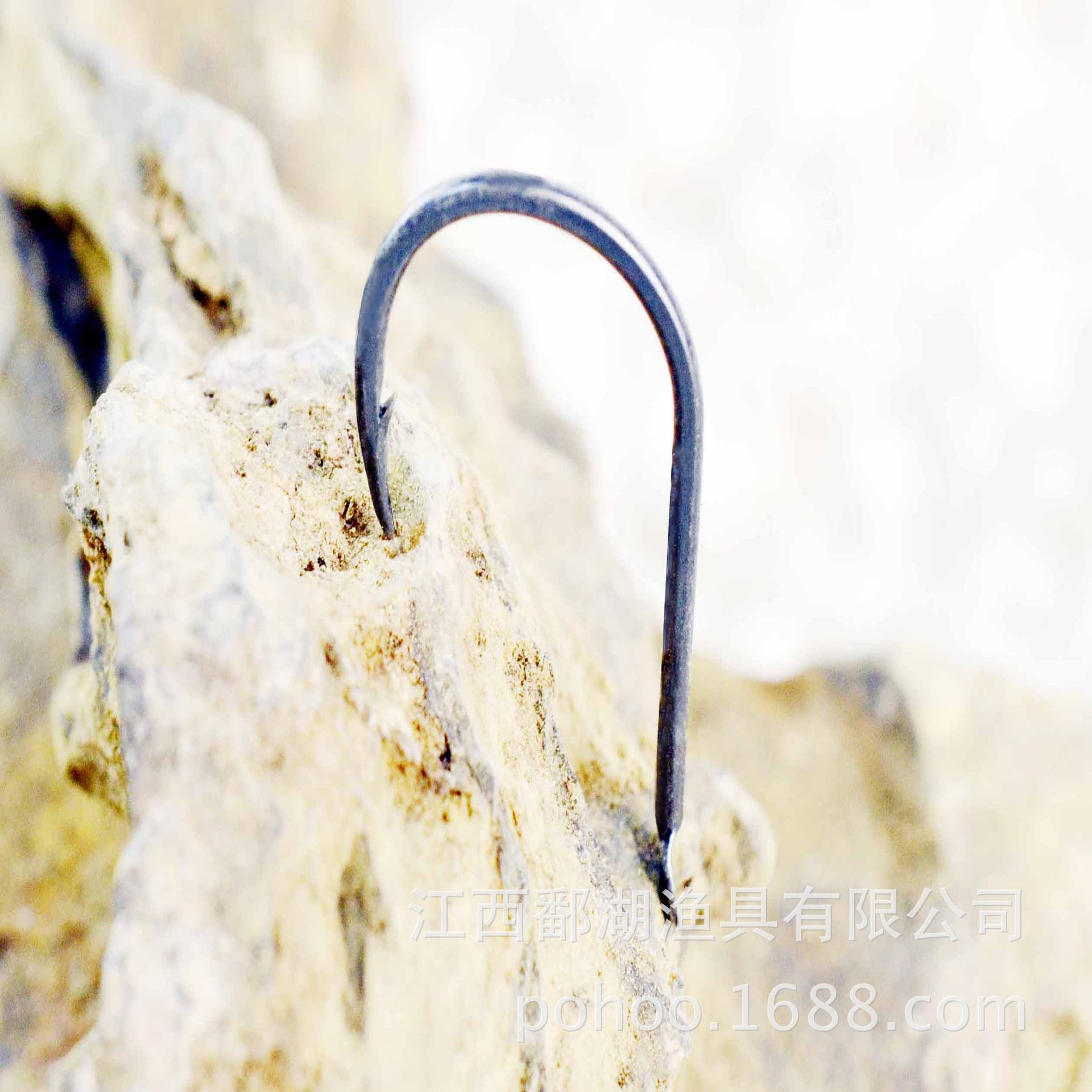 A granel iseini fábrica directa gancho de pesca al por mayor de acero de alto carbono lago artes de pesca con púas plana afilada carpa pesca