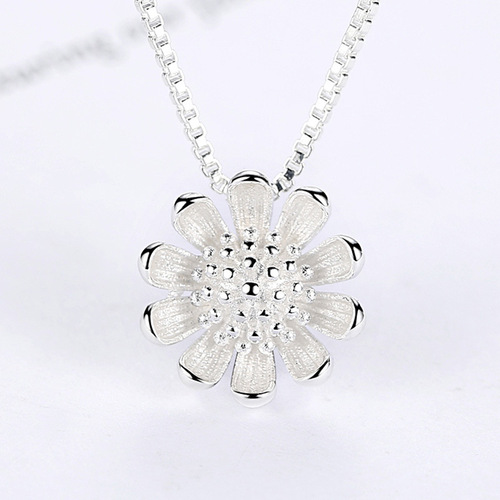 Golden stamen small daisy flower necklace Korean style small fresh sunflower chrysanthemum clavicle necklace pendant for women wholesale
