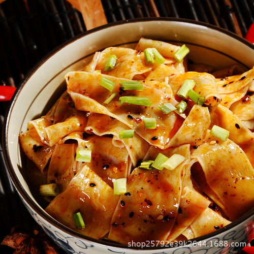 Akwon Red Oil Noodles 440g (contains 110*4 bags) Spicy and Sour Flavor Packed Noodles 4-Pack Wide Noodles Instant Noodles