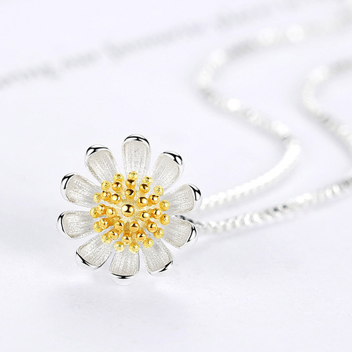 Golden stamen small daisy flower necklace Korean style small fresh sunflower chrysanthemum clavicle necklace pendant for women wholesale