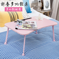 ノートパソコンの机の上で多機能の簡易な小さい机を使って折り畳みができます。