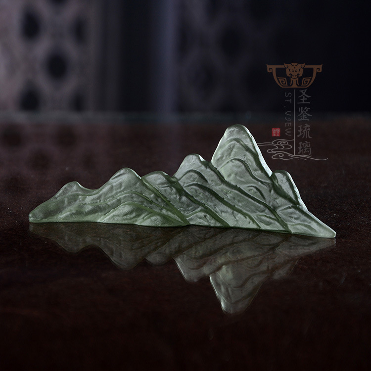 평범한 산 연기 회색