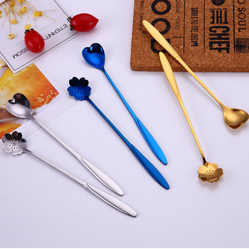 Café de gran tamaño con mango largo de acero inoxidable, diseño creativo en forma de corazón y flor de cerezo, color oro titanio._voghion.com