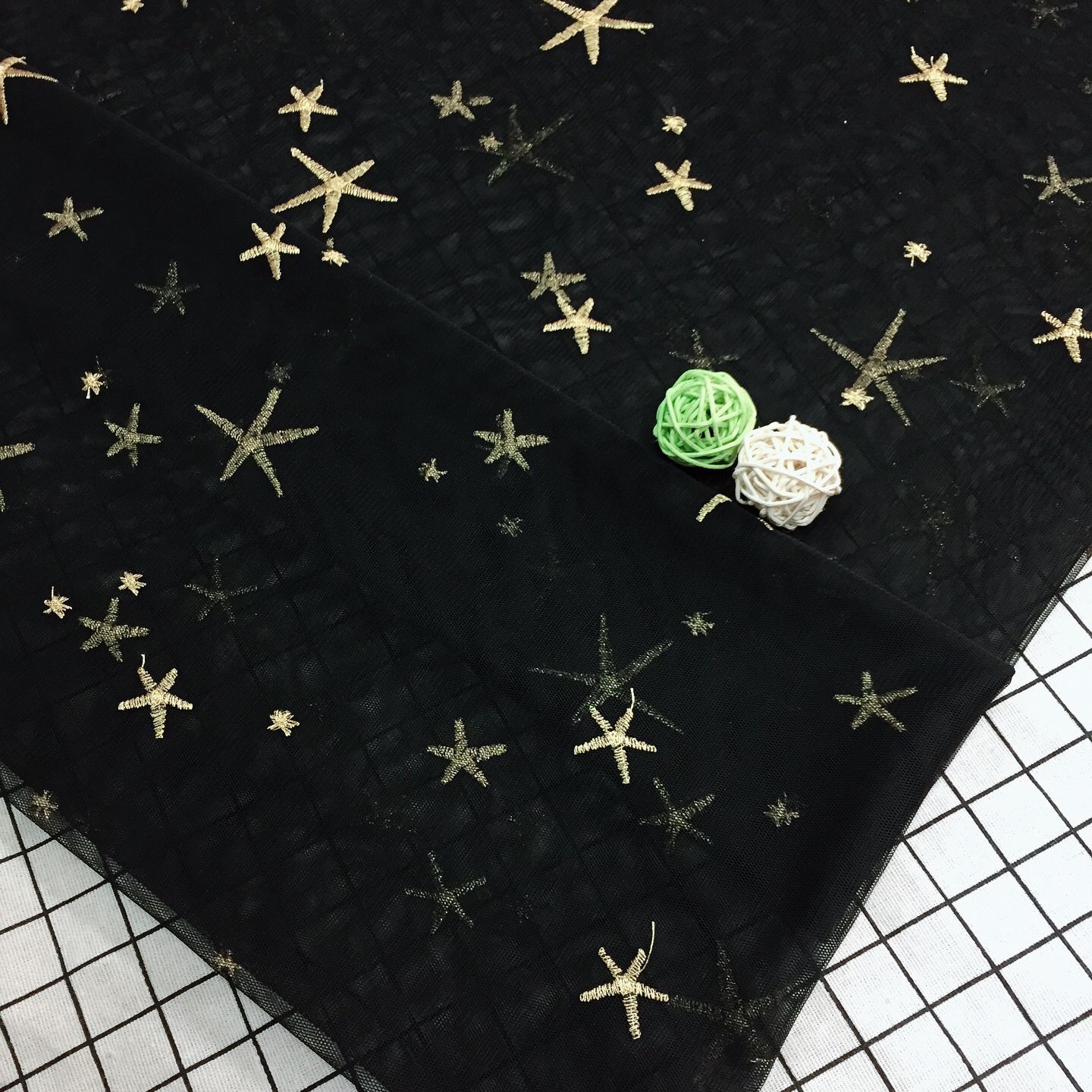 绣花网布网眼布六角网刺绣立体星星海星绣花 童装纱裙面料批发