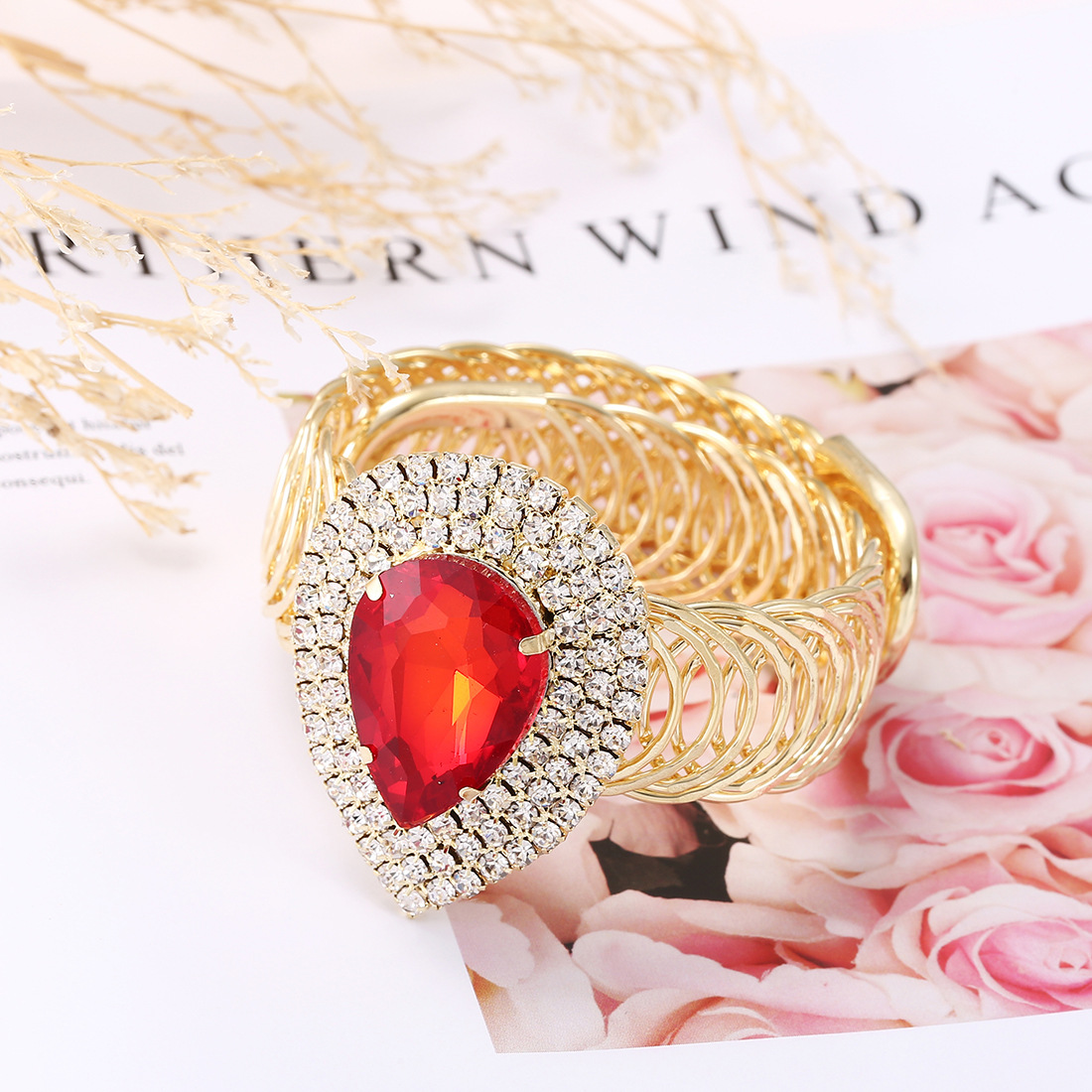 Nuevos accesorios de joyería europeos y americanos al por mayor AliExpress primavera gota en forma de diamante completo Ruby pulsera abierta pulsera