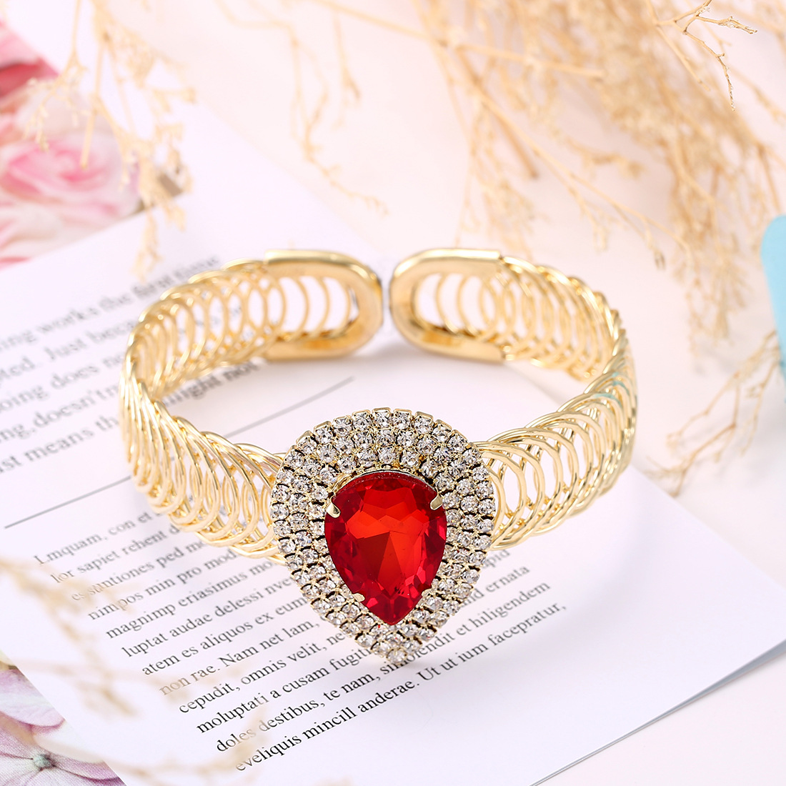 Nuevos accesorios de joyería europeos y americanos al por mayor AliExpress primavera gota en forma de diamante completo Ruby pulsera abierta pulsera