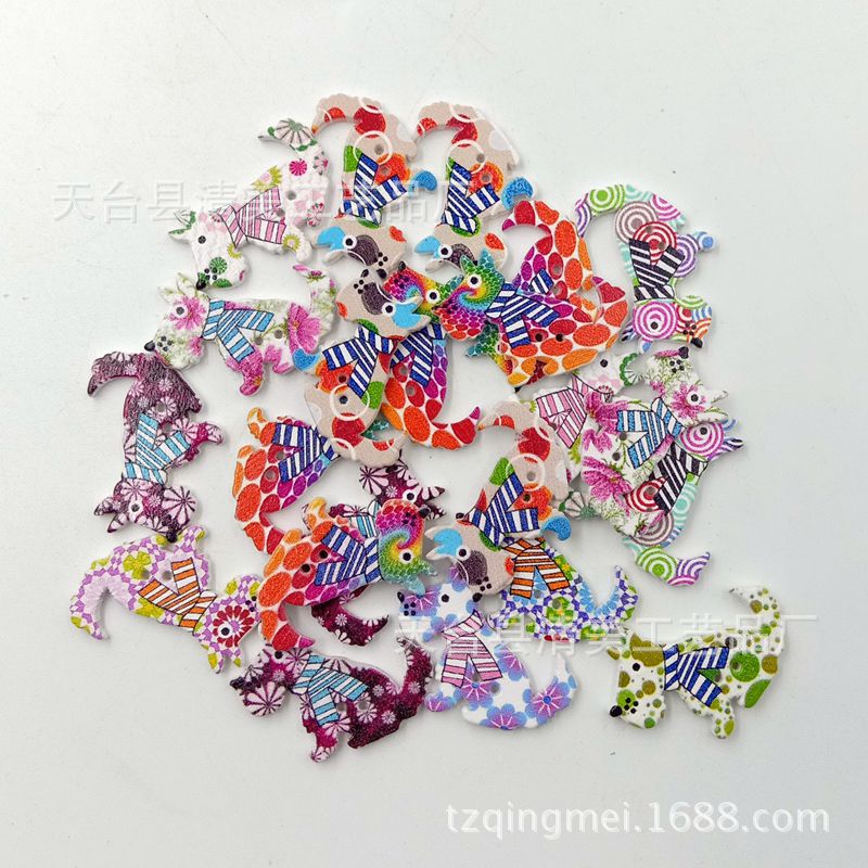 Botones de madera en forma de perro lobo gris pintado de fondo blanco de 23*27mm Botones de madera en forma de dibujos animados de bricolaje 50 piezas/paquete