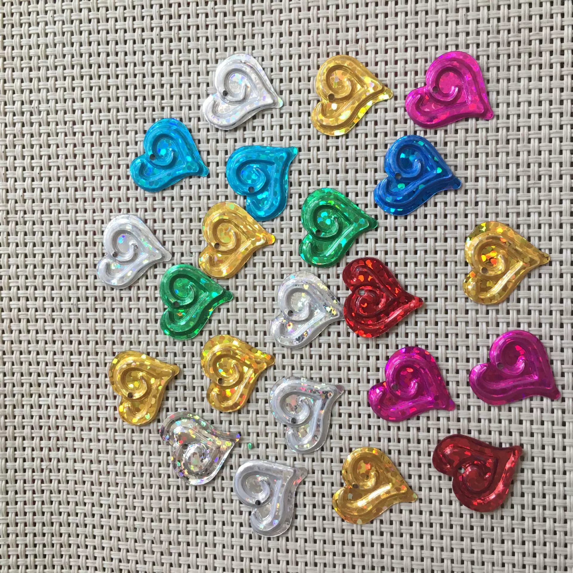 wholesalepvcheartshapesequinsfordecoration彩色心形亮片