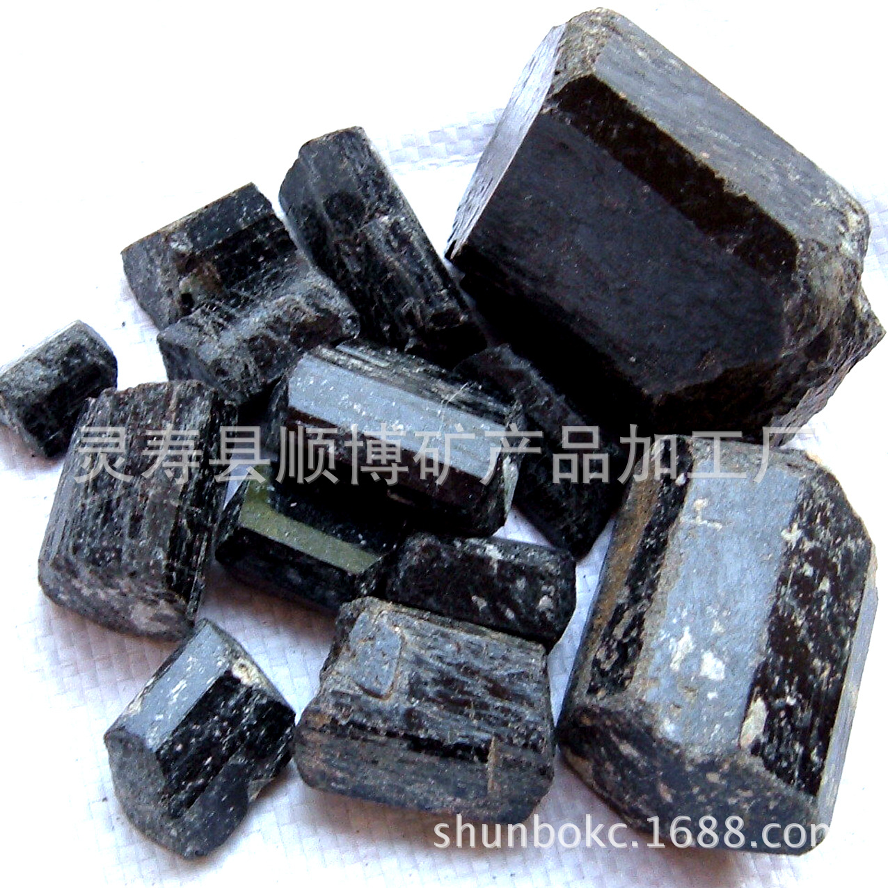 供应高纯度电气石 大块黑色电气石 黑色晶体状原矿 黑碧玺