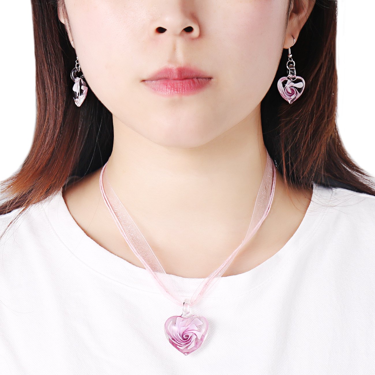 Collana con ciondolo a cuore in vetro e nastro alla moda_voghion.com